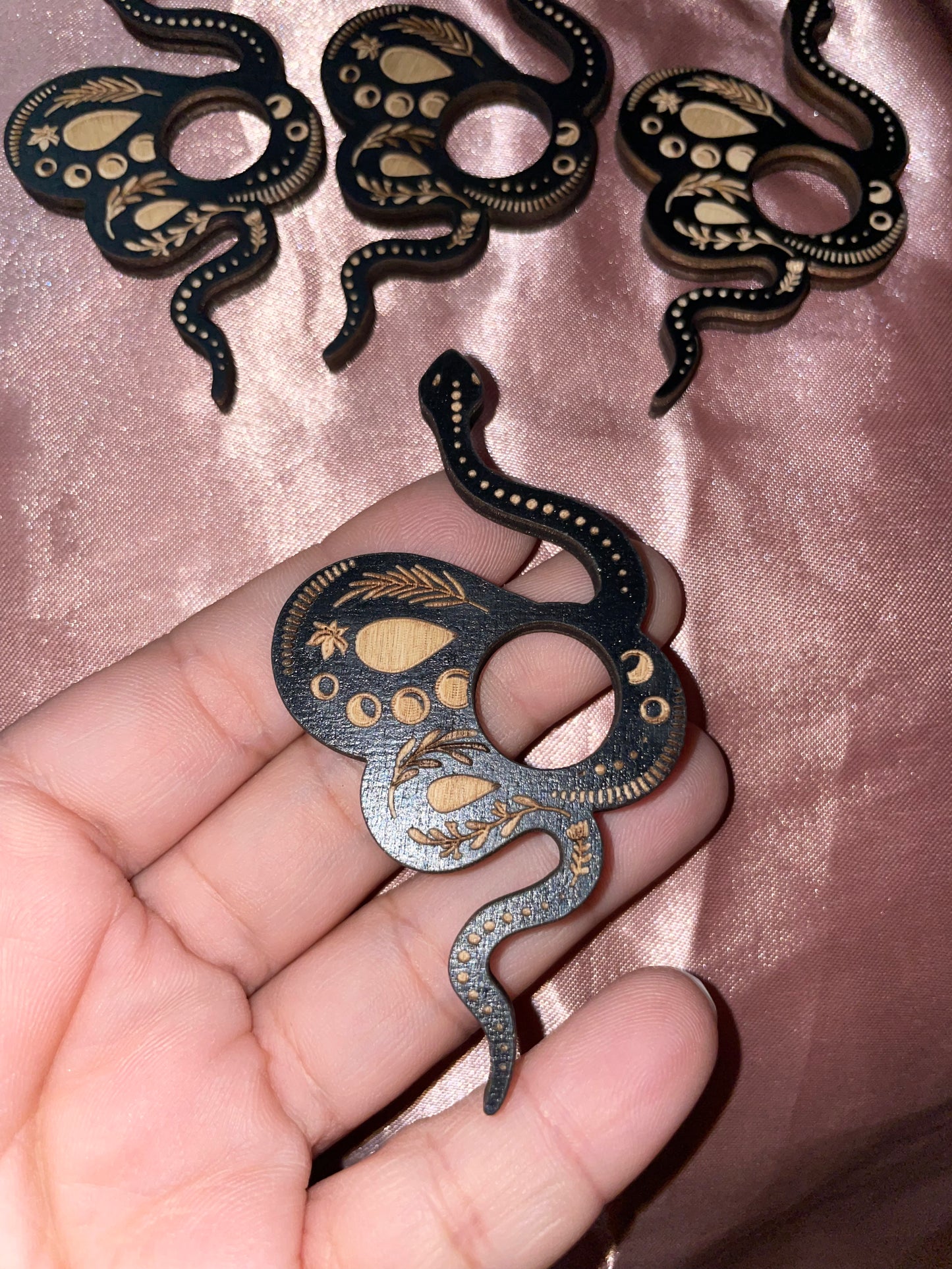 Snake sphere stand