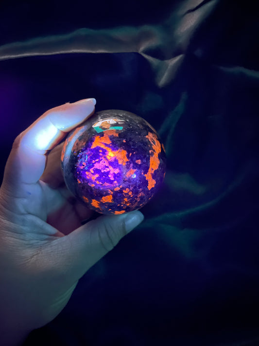 Yooperlite sphere “UV reactive”